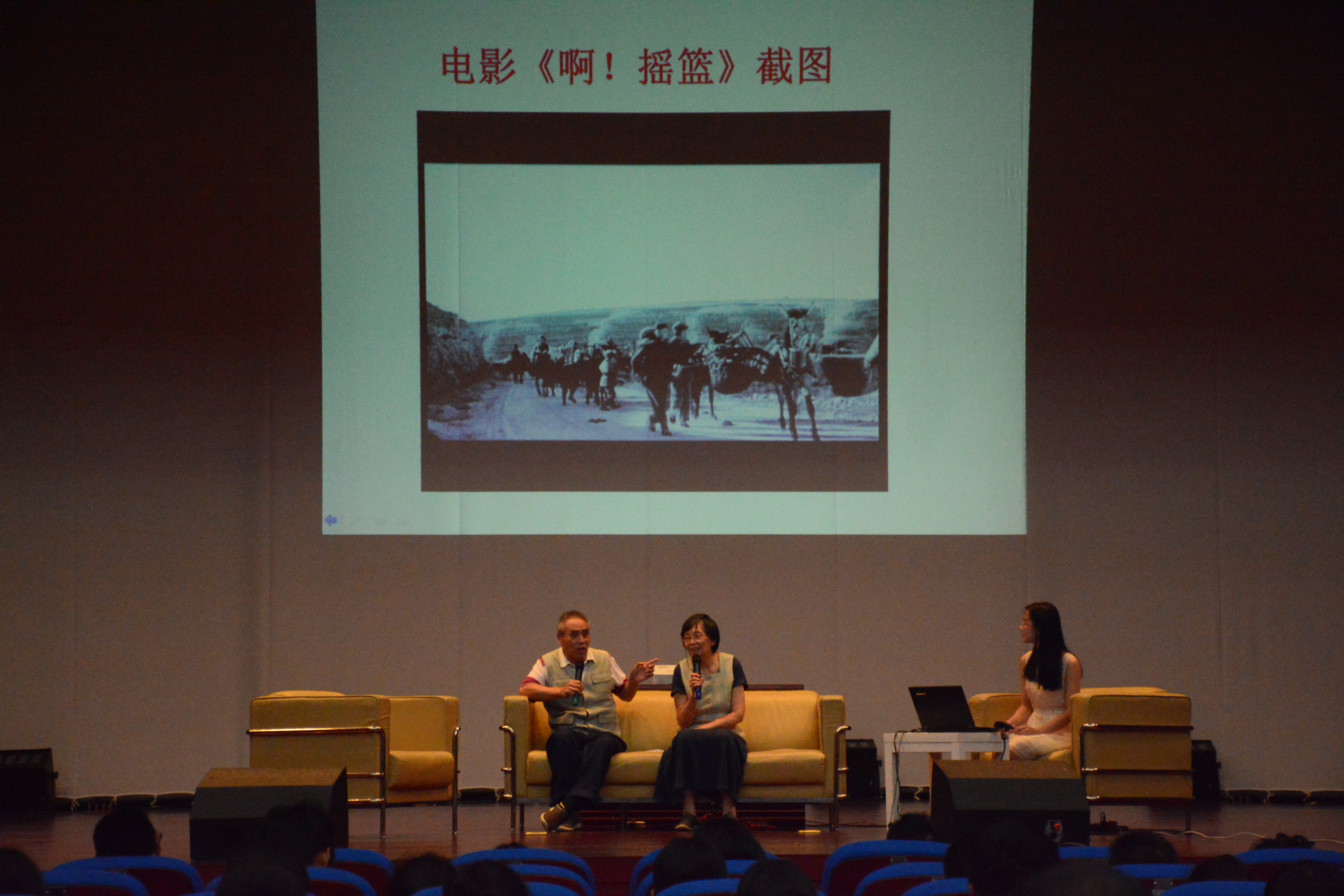 图为 “革命后代讲家风”活动中老人们在台上演讲（摄影 朱式业）.JPG