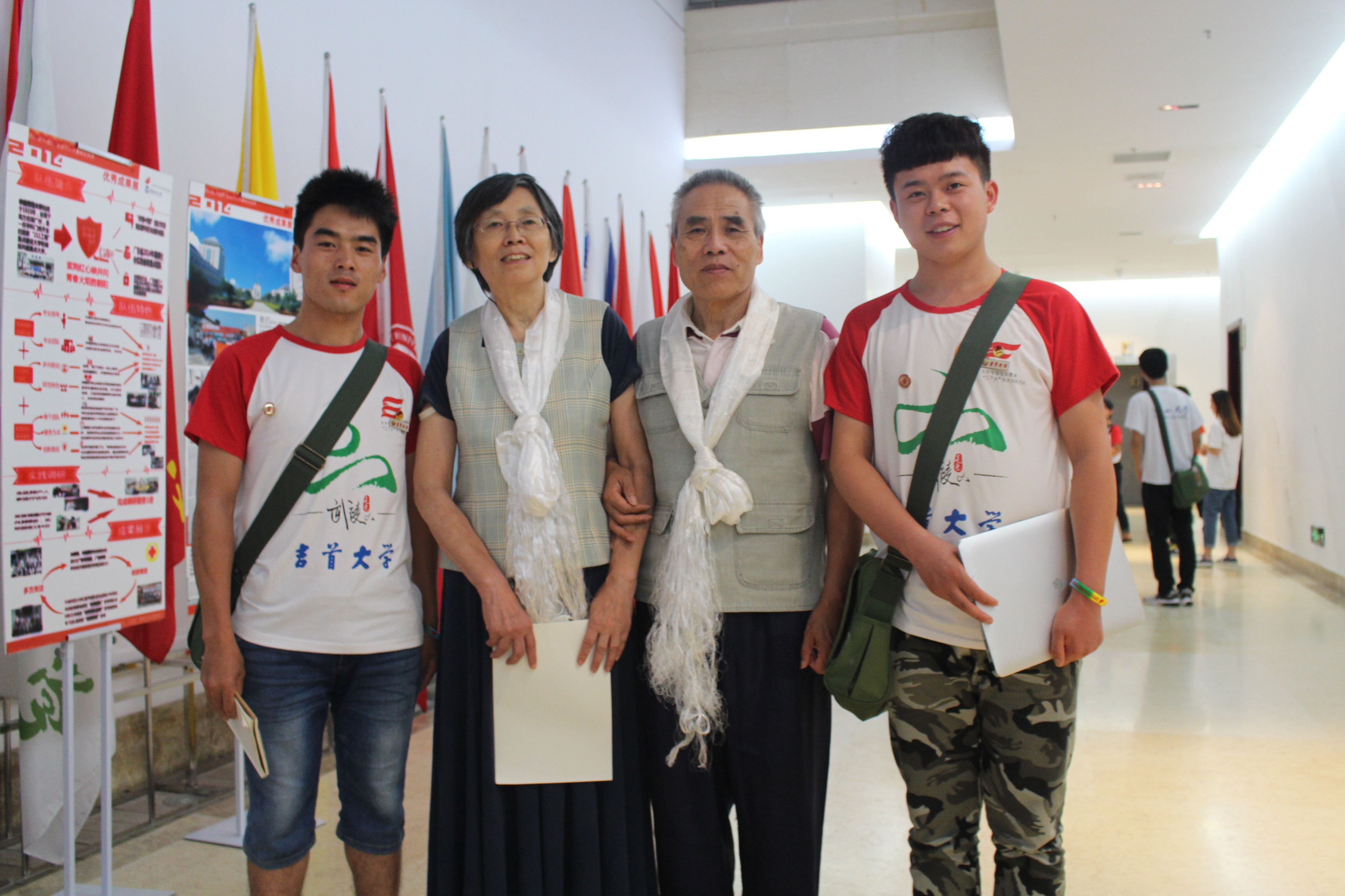 图为 活动结束后吉首大学学员们与老人们合影（摄影 向武胜）.JPG