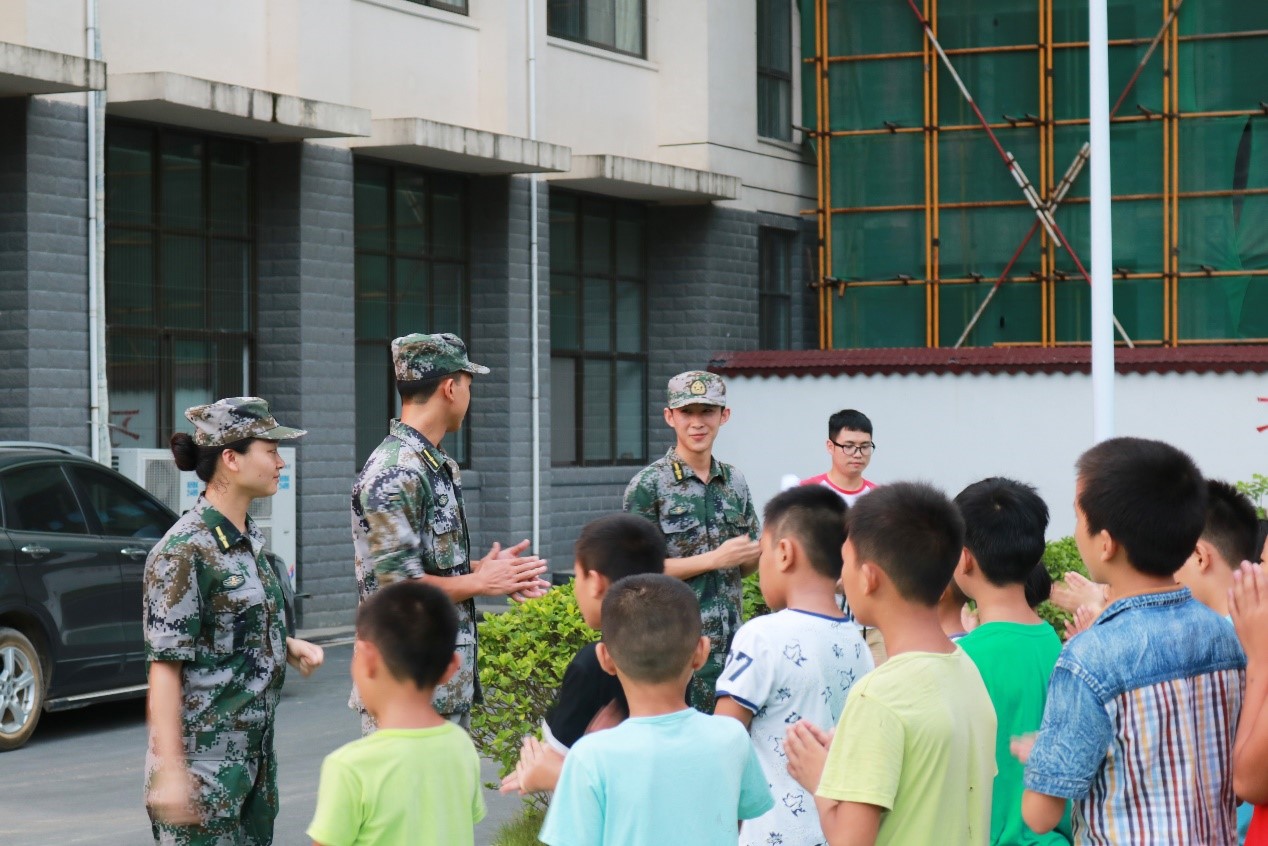 军训组教官与孩子们见面.jpg