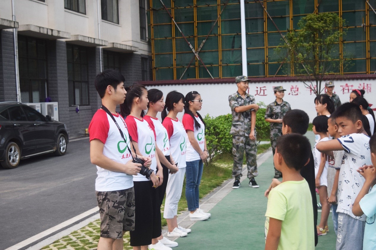 其他志愿者们在做自我介绍.jpg