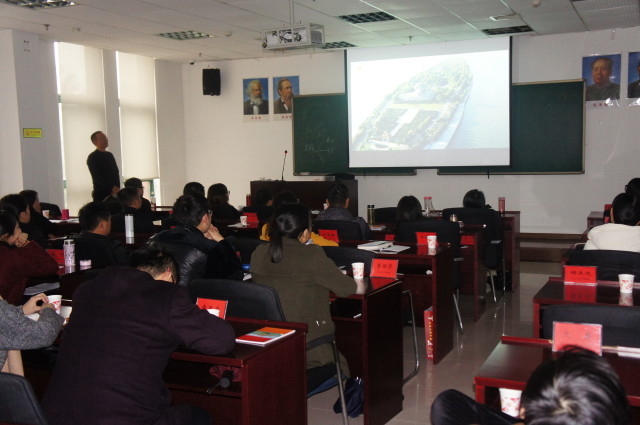 长沙市委党校第31期宣传干部培训班学员观看《文化长沙》宣传片。
