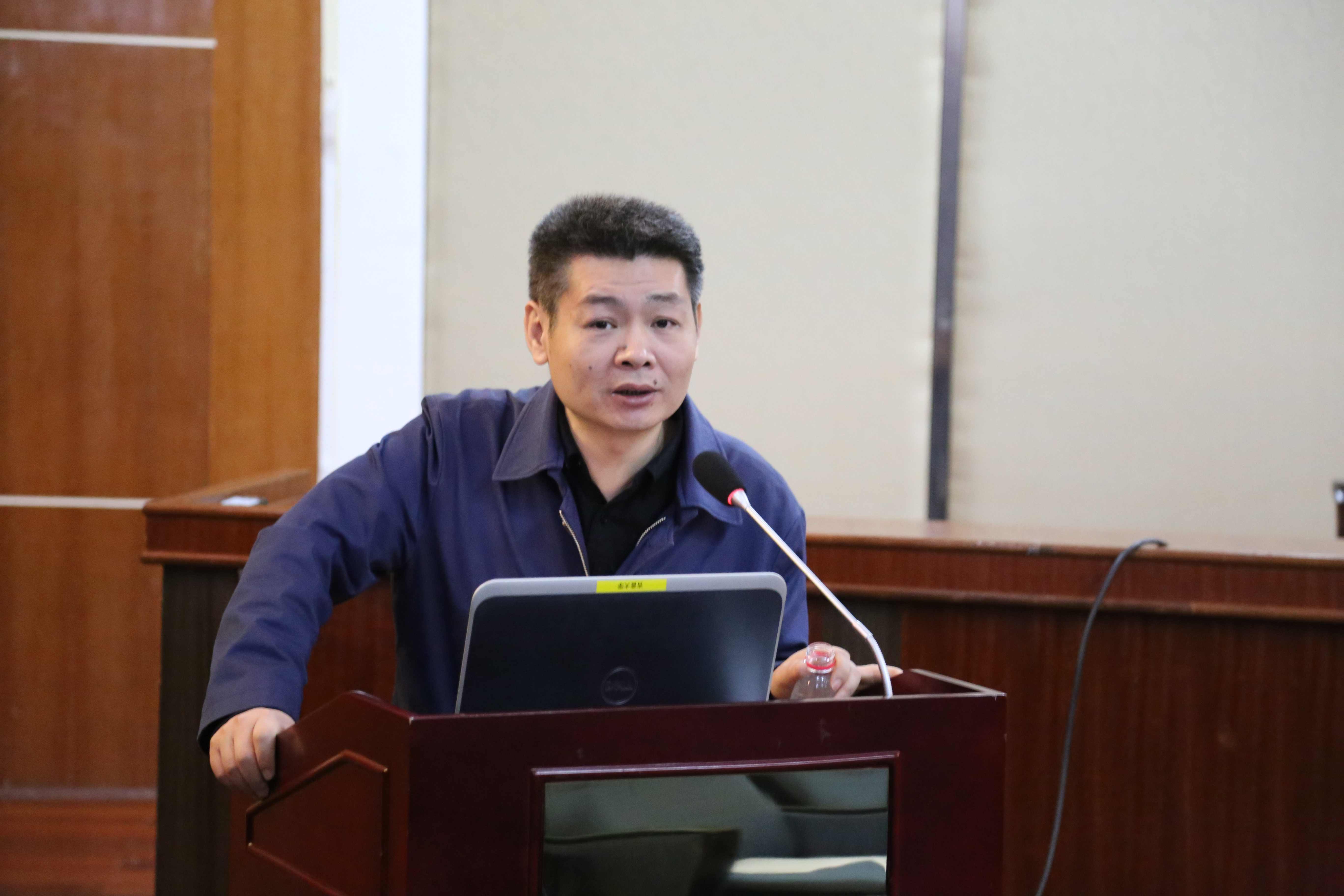 国家民委民族理论政策研究室副巡视员黄东辉做专题讲座